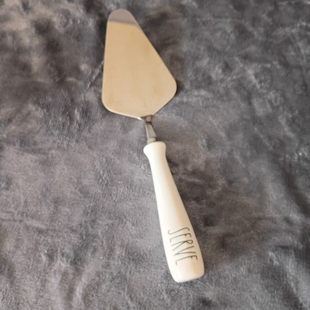 Rae Dunn Serve Spoon Cake